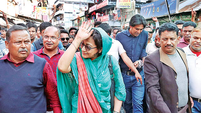 গণসংযোগ করছেন রংপুর-৩ আসনে ঐক্যফ্রন্টের প্রার্থী রিটা রহমান। শনিবার সদর উপজেলার দেওয়ানবাড়ি সড়কে।  প্রথম আলো