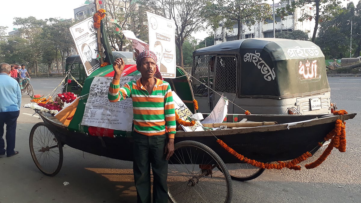 জাতীয় নির্বাচন এলেই নৌকা নিয়ে রাজধানীর বিভিন্ন পথ ও অলিগলি ঘুরে বেড়ান আয়েবালী।