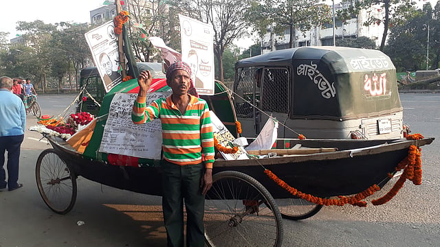 জাতীয় নির্বাচন এলেই নৌকা নিয়ে রাজধানীর বিভিন্ন পথ ও অলিগলি ঘুরে বেড়ান আয়েবালী।