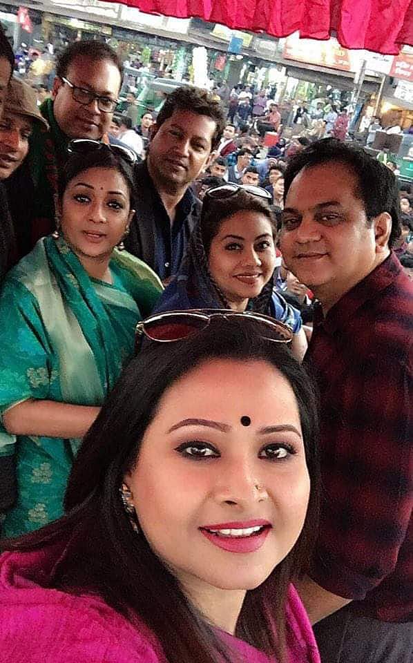 চট্টগ্রামে নির্বাচনী প্রচারণায় অভিনয়শিল্পী বিজরীর সেলফিতে তারকারা। ছবি–সংগৃহীত