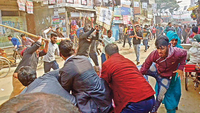 ঢাকা-৯ আসনে বিএনপির প্রার্থী আফরোজা আব্বাসের প্রচারণা মিছিলে হামলা। গতকাল মানিকনগর পুকুরপাড় এলাকায়।  ছবি: প্রথম আলো