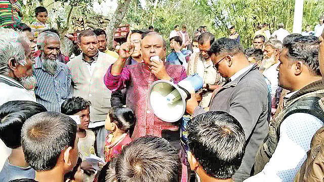 নির্বাচনী পথসভায় বক্তব্য দিচ্ছেন নওগাঁ-৪ আসনে বিএনপির প্রার্থী সামসুল আলম প্রামাণিক। গতকাল সকালে মান্দা উপজেলার বৈদ্যপুর এলাকায়।  ছবি: প্রথম আলো