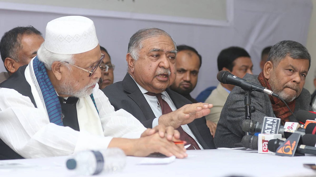 জাতীয় প্রেসক্লাবে বাংলাদেশ সম্মিলিত পেশাজীবী পরিষদ আয়োজিত ‘জাতীয় সংসদ নির্বাচন ও পেশাজীবীদের করণীয়’ শীর্ষক আলোচনা সভায় বক্তব্য দেন ড. কামাল হোসেন। ঢাকা, ২৪ ডিসেম্বর। ছবি: আবদুস সালাম