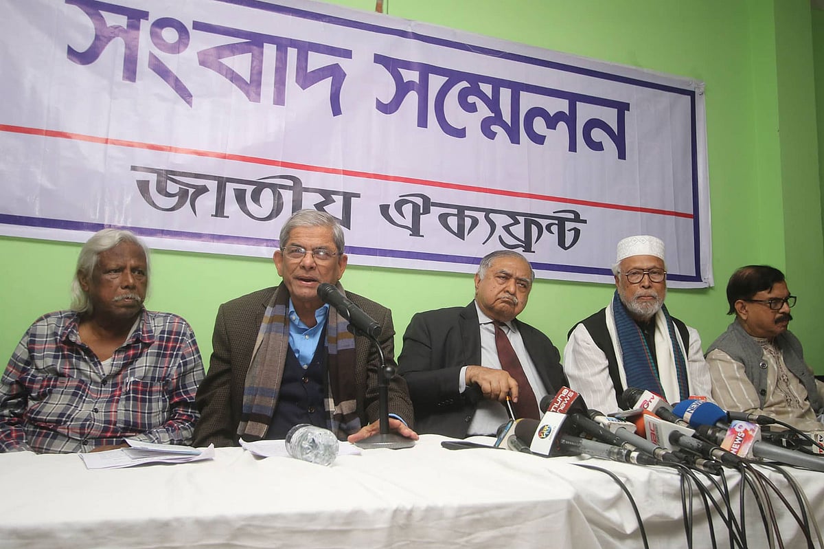 সংবাদ সম্মেলনে ঐক্যফ্রন্টের শীর্ষ নেতারা।  ছবি: প্রথম আলো