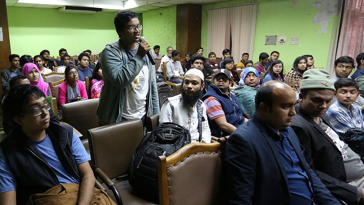 বিজ্ঞানচিন্তা আয়োজনে ‘বিজ্ঞানে নোবেল ২০১৮’ শিরোনামের বিশেষ পাবলিক লেকচারে পাঠকের প্রশ্ন। জাতীয় গণগ্রন্থাগারের সেমিনার কক্ষ, ঢাকা, ২৪ ডিসেম্বর। ছবি: হাসান রাজা