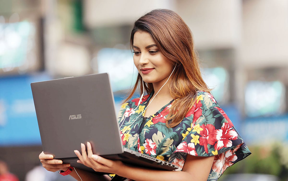 কম্পিউটার হিসেবে ল্যাপটপের বিক্রি বেড়েছে এ বছর। মডেল: নাজিফা তুশি। ছবি: কবির হোসেন