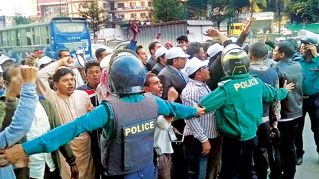 ঢাকা–১৪ আসনে আওয়ামী লীগের প্রার্থী আসলামুল হকের সমর্থকেরা বিএনপির প্রার্থী আবু বকর সিদ্দিকের বাড়ির দিকে যেতে চাইলে বাধা দেয় পুলিশ। গতকালের ছবি।  প্রথম আলো