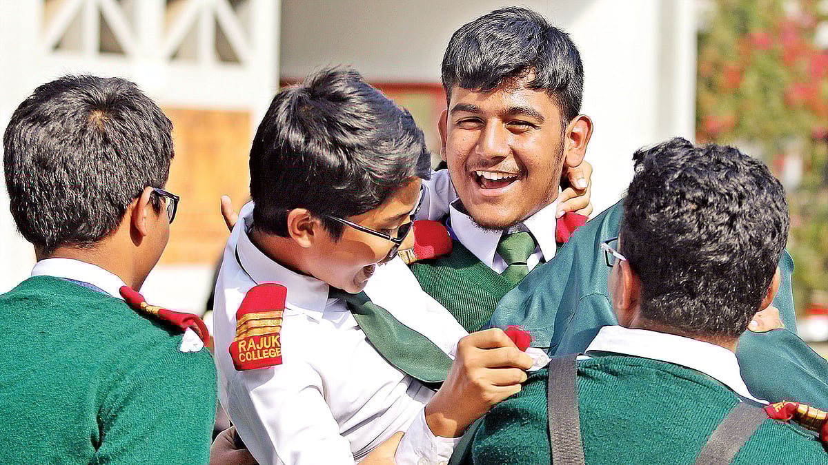 জেএসসি পরীক্ষার ফল প্রকাশের পর আনন্দে মেতেছে শিক্ষার্থীরা। গতকাল রাজধানীর রাজউক উত্তরা মডেল স্কুল অ্যান্ড কলেজে। ছবি: আশরাফুল আলম