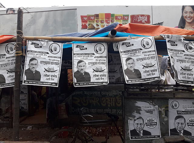 কারওয়ান বাজার এলাকায় স্বরাষ্ট্রমন্ত্রী আসাদুজ্জামান খাঁন কামালের নৌকা মার্কার পোস্টার। ছবি: প্রথম আলো