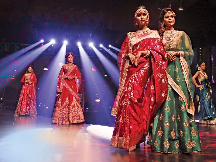 একালের কনেরা পরছেন শাড়ি, লেহেঙ্গা বা সারারা। গয়না আর সাজ নিয়েও চলছে নানা নিরীক্ষা। ছবি: সাইফুল ইসলাম