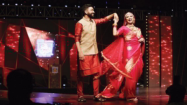 অভিনেত্রী শবনম ফারিয়ার আংটিবদল হয়েছে হারুনুর রশীদের সঙ্গে। আগামী বছরের ১ ফেব্রুয়ারি হবে বিয়ের অনুষ্ঠান। তাঁরাও হাঁটলেন।