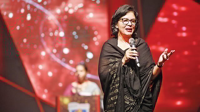 মঞ্চে কথা বলেছেন উৎসবের সম্প্রচার সহযোগী নাগরিক টেলিভিশনের ব্যবস্থাপনা পরিচালক রুবানা হক।