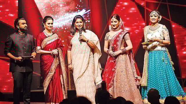 মঞ্চে রূপবিশেষজ্ঞ কানিজ আলমাস খান জানাচ্ছেন নানা রকম বউ সাজানোর অনুভূতি। আয়ুশের শুভেচ্ছাদূত মেহজাবীন (বাঁ থেকে চতুর্থ) মঞ্চ হাঁটলেন, শুভেচ্ছাও জানালেন।  বিশ্বসুন্দরী প্রতিযোগিতার অভিজ্ঞতা শোনালেন ঐশী (বাঁ থেকে দ্বিতীয়)। তাঁদের দুই পাশে অনুষ্ঠানের দুই উপস্থাপক অভিনেত্রী মুমতাহিনা টয়া ও সংগীতশিল্পী ইমরান মাহমুদুল।