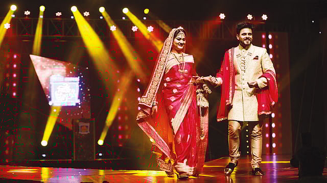 রুপালি পর্দার তরুণ নায়ক সিয়ামের আকদ হয়েছে মাত্রই। স্ত্রী শাম্মা রুশাফিকে নিয়ে মধুচন্দ্রিমা কাটছাঁট করে কক্সবাজার থেকে সোজা এসে যোগ দিলেন বিয়ে উৎসবে।