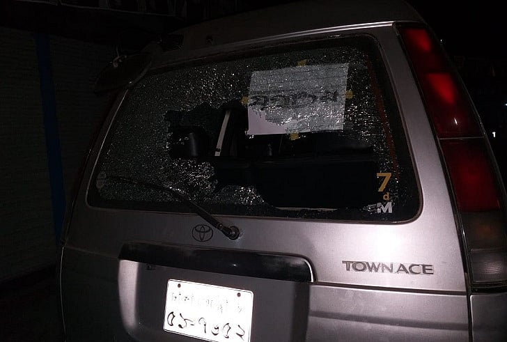 হামলায় ভাঙচুর হওয়া দৈনিক যুগান্তরের একটি গাড়ি। নবাবগঞ্জ, ২৪ ডিসেম্বর। ছবি: সংগৃহীত