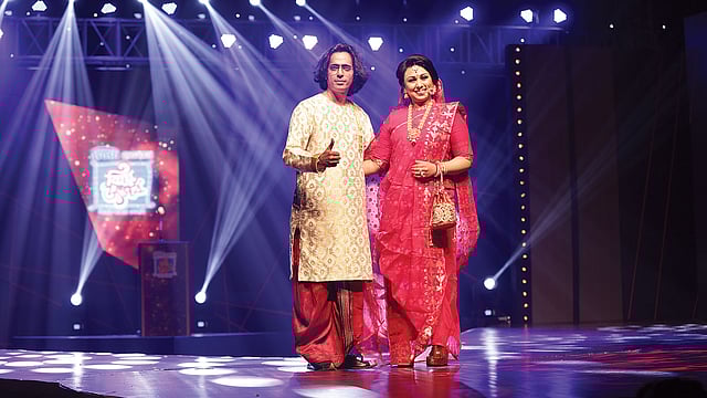 সংগীতশিল্পী বাপ্পা মজুমদার তাঁর স্ত্রী তানিয়াকে নিয়ে প্রথমবার হাঁটলেন ফ্যাশন মঞ্চে।