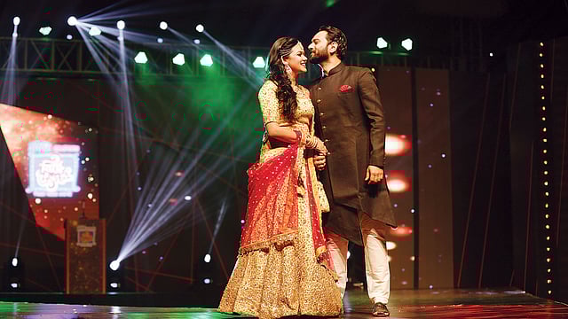 অভিনেত্রী নাবিলা তাঁর স্বামী জুবাইদুল হককে নিয়ে হাঁটলেন, বিনিময় করলেন ভালোবাসা।