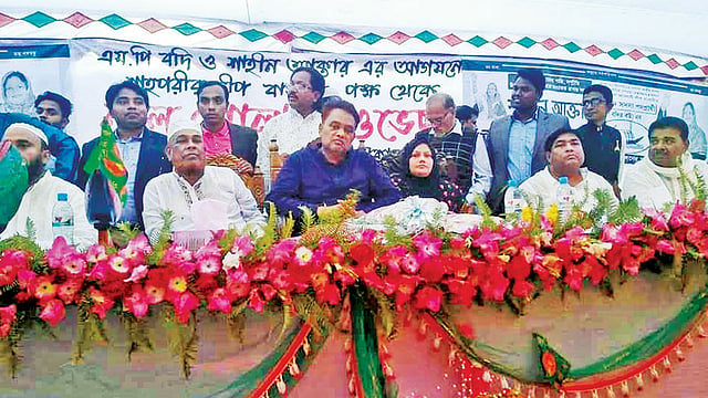 টেকনাফের শাহপরীর দ্বীপের তিনরাস্তার মাথায় গতকাল দুপুরে নৌকা প্রতীকের জনসভায় তালিকাভুক্ত ইয়াবা ব্যবসায়ী উপজেলা পরিষদের চেয়ারম্যান জাফর আহমদ (ডানে) ও ভাইস চেয়ারম্যান রফিক উদ্দিন (বাঁয়ে)।  ছবি: প্রথম আলো