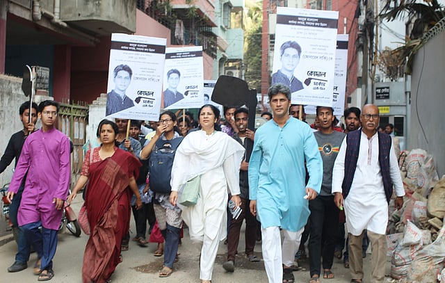 শেরে বাংলা স্টাফ কোয়ার্টার এলাকায় নির্বাচনী প্রচারণায় জোনায়েদ সাকি । ছবি: প্রথম আলো