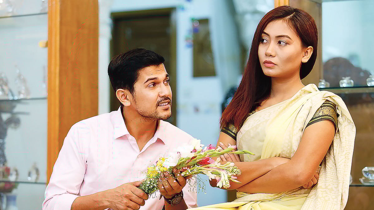 জন্মদিন কিংবা বিবাহবার্ষিকীর কথা ভুলে গেলে ফুলের মতো উপহার দিয়ে সঙ্গীকে বোঝাতে পারেন। মডেল: বাপ্পা ও শ্যামা, ছবি: অধুনা