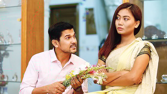 জন্মদিন কিংবা বিবাহবার্ষিকীর কথা ভুলে গেলে ফুলের মতো উপহার দিয়ে সঙ্গীকে বোঝাতে পারেন। মডেল: বাপ্পা ও শ্যামা, ছবি: অধুনা