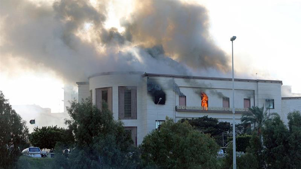 লিবিয়ার পররাষ্ট্র মন্ত্রণালয়ে আত্মঘাতী বোমা হামলার পর ধোঁয়া উঠতে দেখা যায়। ছবি: রয়টার্স