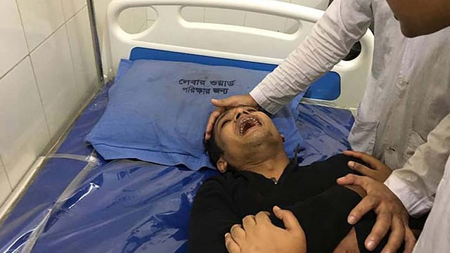 হাসপাতালের বিছানায় সব হারানোর শোকে ভেঙে পড়েছেন সোহেল। সংগৃহীত ছবি