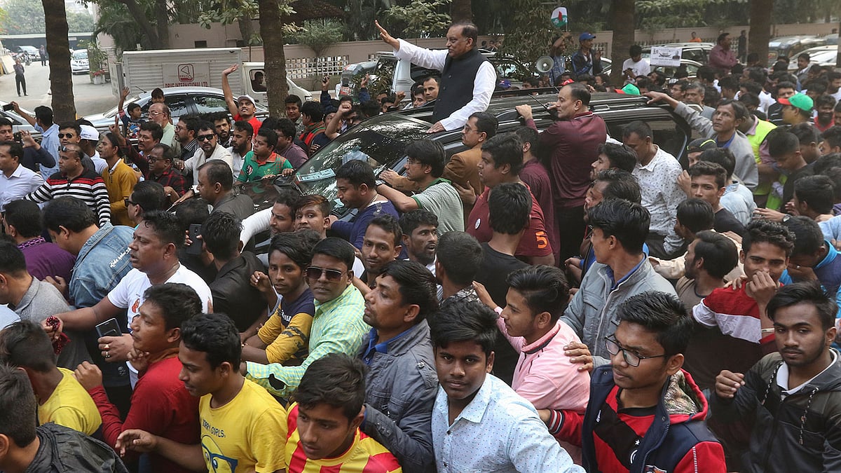 কারওয়ান বাজার এলাকায় গণসংযোগ করছেন ঢাকা-১২ আসনের আওয়ামী লীগের প্রার্থী এবং বর্তমান স্বরাষ্ট্রমন্ত্রী আসাদুজ্জামান খান। ছবি: আশরাফুল আলম