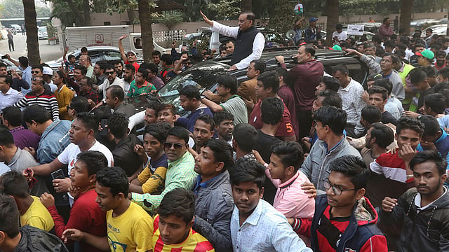 কারওয়ান বাজার এলাকায় গণসংযোগ করছেন ঢাকা-১২ আসনের আওয়ামী লীগের প্রার্থী এবং বর্তমান স্বরাষ্ট্রমন্ত্রী আসাদুজ্জামান খান। ছবি: আশরাফুল আলম