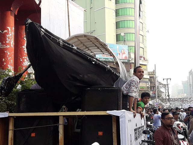 গাড়ির ওপর নৌকা নিয়ে মিছিল করেন কামালের কর্মী-সমর্থকেরা। ঢাকা, ২৭ ডিসেম্বর। ছবি: প্রথম আলো