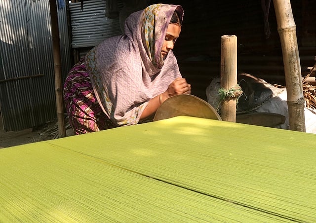 চাদর বোনার কাজ করছেন এক নারী। ছবি: সোয়েল রানা