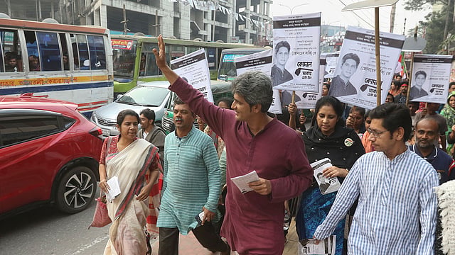 গণসংহতি আন্দোলনের প্রধান সমন্বয়ক জোনায়েদ সাকি লড়ছেন ঢাকা-১২ আসনে। তিনি ফার্মগেট এলাকায় গণসংযোগ করছেন। ছবি: আশরাফুল আলম