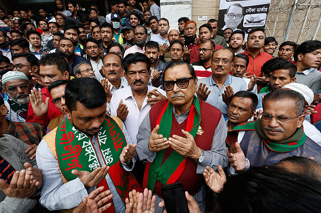 মালিবাগ এলাকায় ঢাকা-৮ সংসদীয় আসনে মহাজোটের প্রার্থী রাশেদ খান মেনন। ছবি: হাসান রাজা
