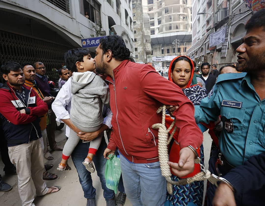 ‘রাজনৈতিক’ মামলায় গ্রেপ্তার হয়েছেন বাবা। জামিন হয়নি। তাই গন্তব্য কারাগার। যাওয়ার আগে প্রিয় সন্তানের মুখে আদরের চিহ্নটুকু রেখে যাচ্ছেন। মুখ্য মহানগর হাকিম আদালত, ঢাকা, ২৫ ডিসেম্বর। ছবি: হাসান রাজা