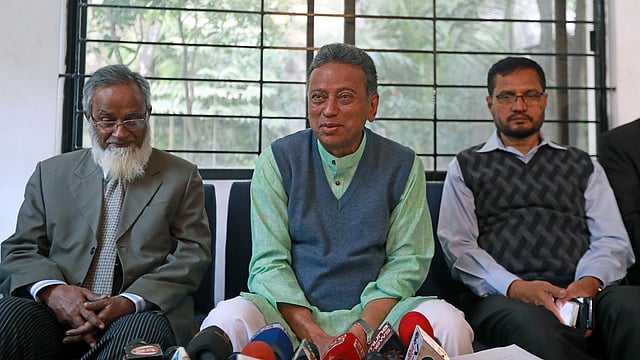 চট্টগ্রাম-১১ আসনের বিএনপির প্রার্থী আমীর খসরু মাহমুদ চৌধুরী সংবাদ সম্মেলনে বক্তব্য রাখছেন। এ সময় তাঁর সঙ্গে উপস্থিত ছিলেন চট্টগ্রাম-৮ আসনের বিএনপির প্রার্থী আবু সুফিয়ান। মেহেদীবাগ, চট্টগ্রাম। ছবি: জুয়েল শীল