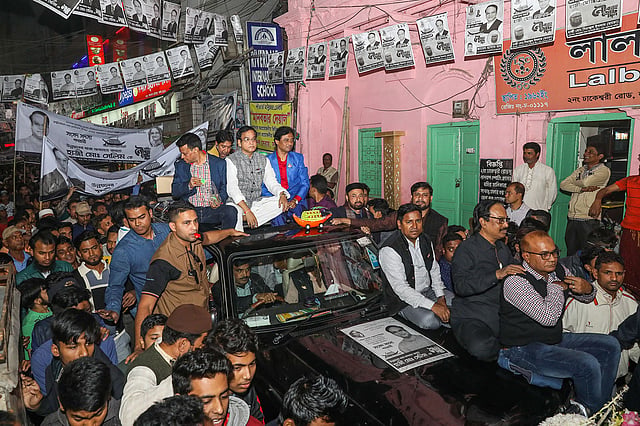 নির্বাচনী প্রচারে ঢাকা-৭ আসনের আওয়ামী লীগ মনোনীত প্রার্থী হাজি সেলিম। লালবাগ এলাকায় তাঁর গাড়িবহর। ছবি: দীপু মালাকার