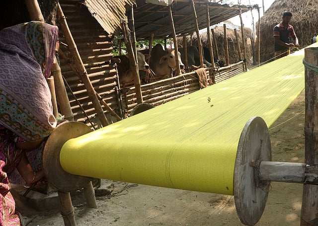 ড্রাম থেকে আঁচে সুতা প্যাঁচানো হচ্ছে। ছবি: সোয়েল রানা