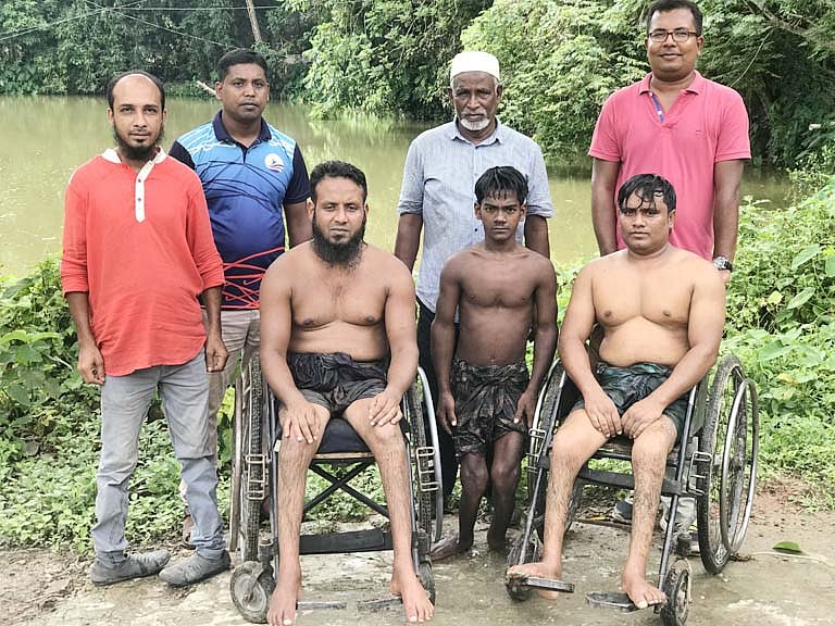 সাঁতার কেটে প্রতিবন্ধিতা জয় করেন বাঁ দিক থেকে হুমায়ুন, জসিম ও রুবেল। ছবি: প্রথম আলো