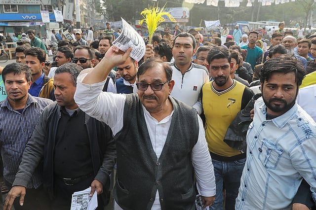 রায়েরবাজারে সাধারণ মানুষের কাছে ভোট চেয়েছেন জাতীয় ঐক্যফ্রন্টের অন্যতম নেতা মোস্তফা মোহসীন মন্টু। তিনি লড়ছেন ঢাকা–৭ আসনে। ছবি: দীপু মালাকার