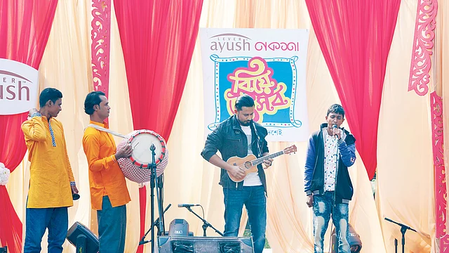প্রথম আলোর বিয়ে উৎসবে ইমরানের ইউকেলেলের সঙ্গে তাল মিলিয়ে গাইছেন দৃষ্টিপ্রতিবন্ধী সায়েম