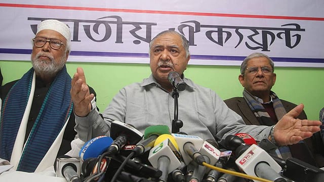 জাতীয় ঐক্যফ্রন্টের সংবাদ সম্মেলনে বক্তব্য দিচ্ছেন জোটের আহ্বায়ক ড. কামাল হোসেন। ছবি: আবদুস সালাম