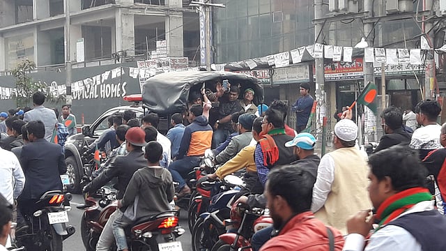 আ. লীগ প্রার্থী আসাদুজ্জামান খান কামালের পক্ষে মিছিলের পাশাপাশি নেতা-কর্মীদের মোটরসাইকেলে শোডাউন। ঢাকা, ২৭ ডিসেম্বর। ছবি: প্রথম আলো