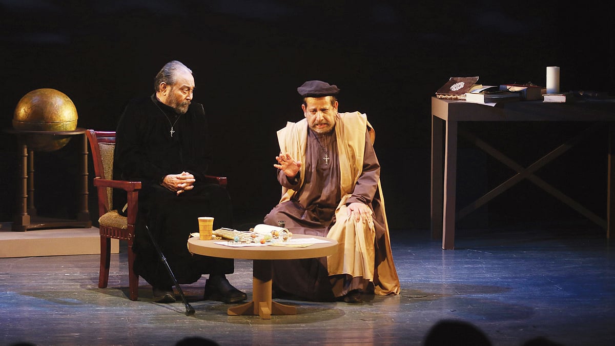 গ্যালিলিও নাটকে আবার দেখা গেছে আলী যাকের ও আসাদুজ্জামান নূরকে। ছবি: প্রথম আলো