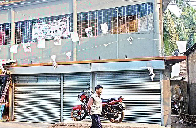 অন্য প্রার্থীদের নির্বাচনী কার্যালয়ে লোকসমাগম হলেও ব্যতিক্রম ছিল চুয়াডাঙ্গা শহরের কোর্ট রোডে অবস্থিত ধানের শীষ প্রতীকের প্রধান নির্বাচনী কার্যালয়। সারা দিনই বন্ধ ছিল এটি।  প্রথম আলো