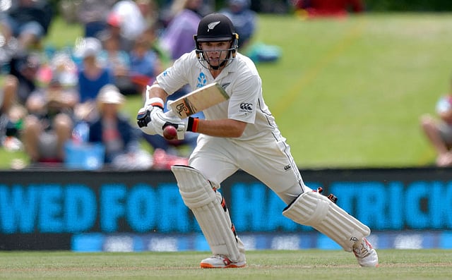 সেঞ্চুরি তুলে নিয়েছেন টম লাথাম। ছবি: এএফপি