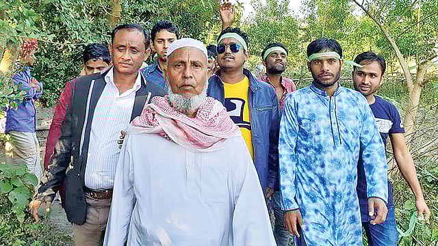 ব্রাহ্মণবাড়িয়া-১ আসনে নাসিরনগর উপজেলায় মিছিল করেন বিএনপির নেতা–কর্মীরা। গতকাল দুপুরে বুড়িশ্বর গ্রামে।  ছবি: প্রথম আলো