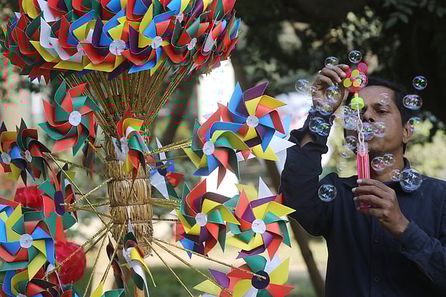 ‘সোপ বাবল’ তৈরির খেলনা বিক্রি করছেন এক ফেরিওয়ালা।
