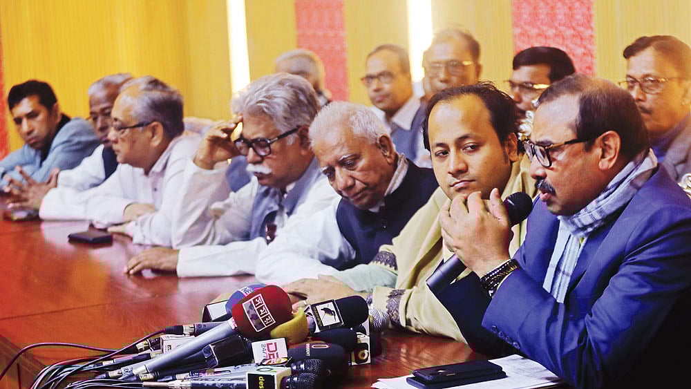 চট্টগ্রাম নগর আওয়ামী লীগের উদ্যোগে আয়োজিত মতবিনিময় সভায় বক্তব্য দেন সিটি করপোরেশনের মেয়র আ জ ম নাছির উদ্দীন। পাশে নগর ও আশপাশের পাঁচ আসনের নৌকা ও লাঙ্গল প্রতীকের প্রার্থীরা। গতকাল দুপুরে চট্টগ্রাম প্রেসক্লাবে।  সৌরভ দাশ