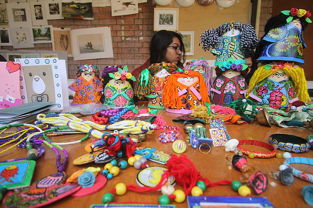 চারুকলার শিক্ষার্থীদের হাতে তৈরি কারুপণ্যের পসরা।