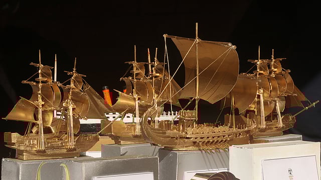 দেখলে ধাতুর তৈরি মনে হলেও জাহাজগুলো আসলে কাগজের।